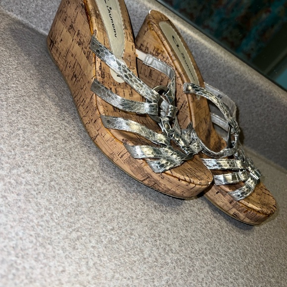 CL CHINESE LAUNDRY SILVER WEDGES. Size 9M. - Picture 3 of 3